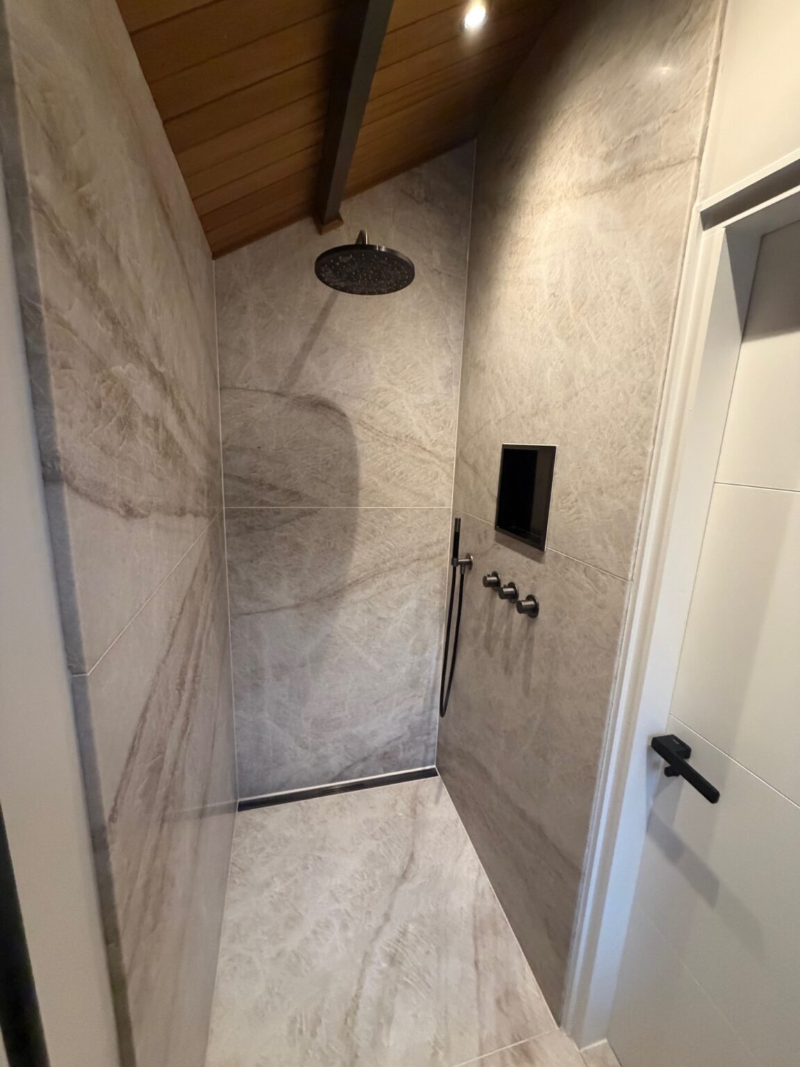 LEEUWARDEN – Badkamer Taj Mahal kwartsiet
