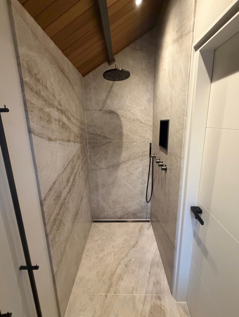 LEEUWARDEN – Badkamer Taj Mahal kwartsiet