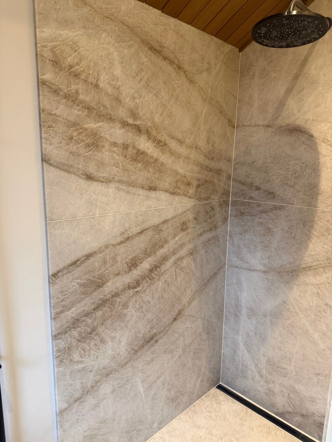 LEEUWARDEN – Badkamer Taj Mahal kwartsiet