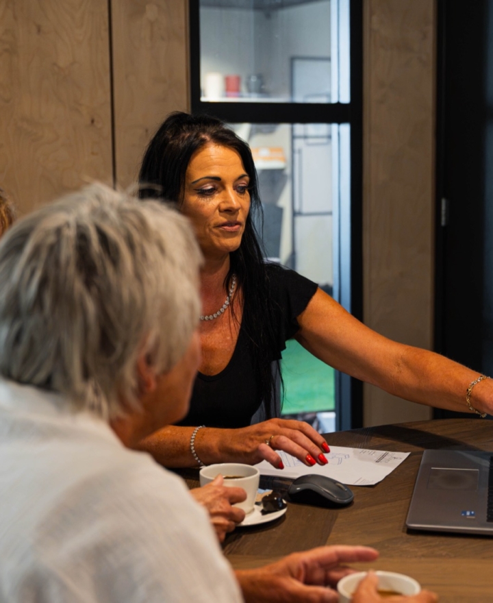 Medewerker van Hutting Natuursteen in gesprek met klanten over een ontwerp