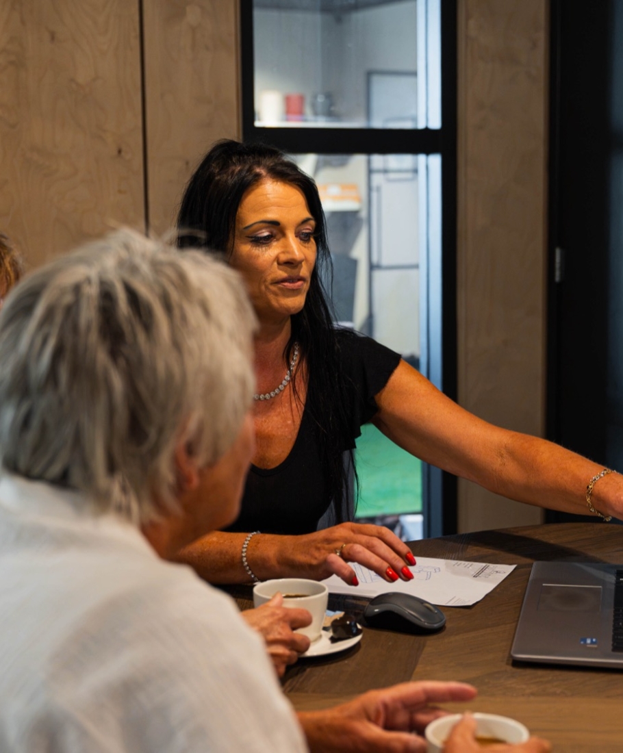 Medewerker van Hutting Natuursteen in gesprek met klanten over een ontwerp