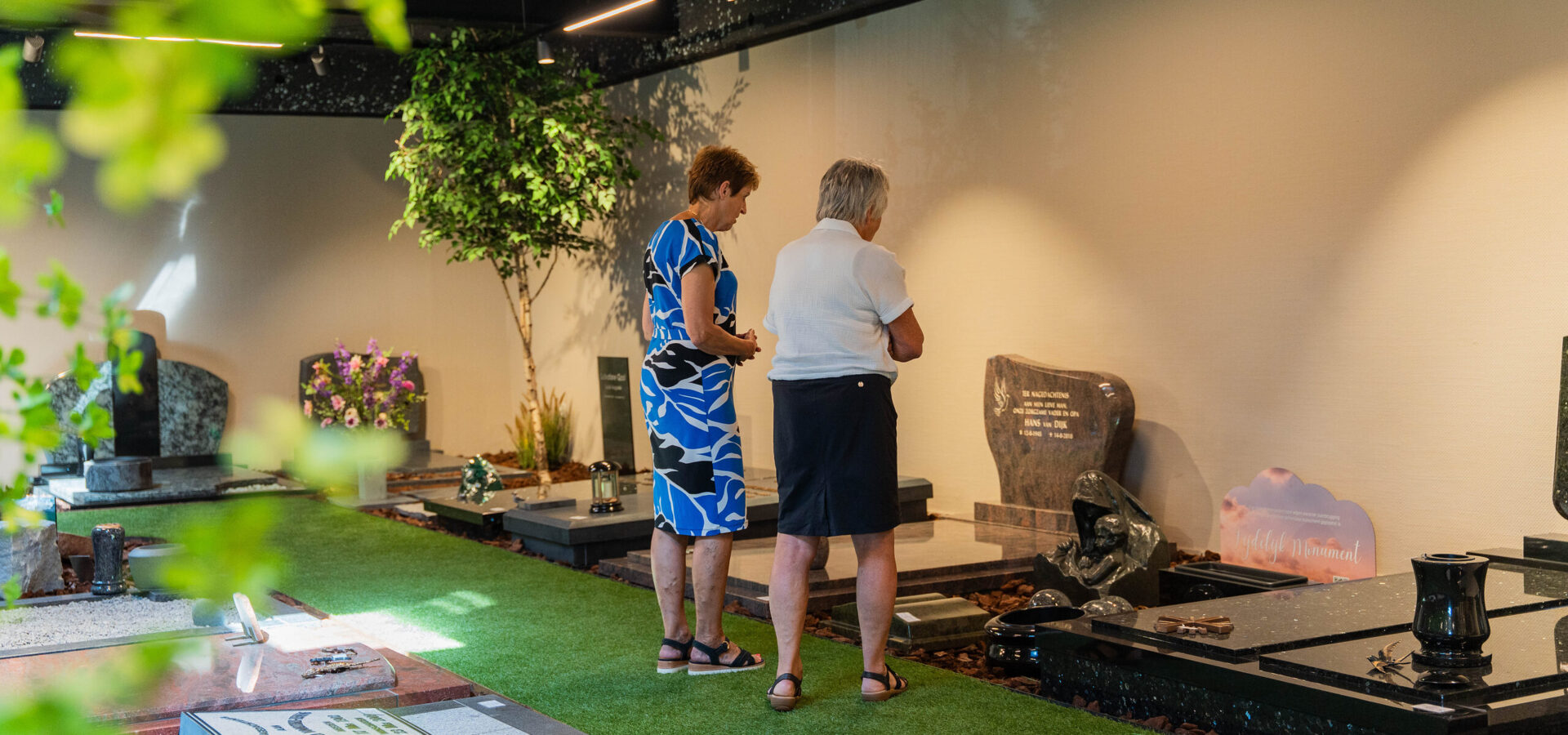 Klanten bekijken grafmonumenten in de showroom