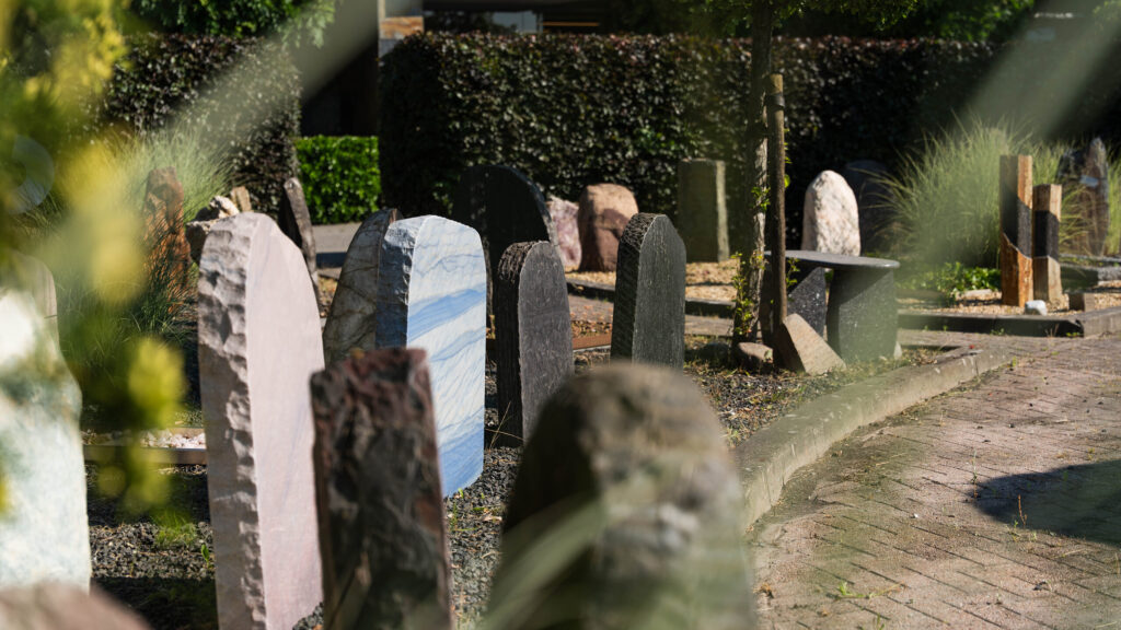 Staande grafstenen in verschillende natuursteensoorten