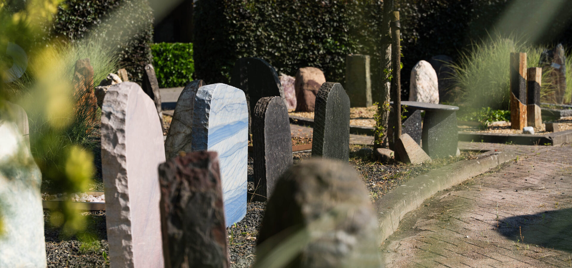 Staande grafstenen in verschillende natuursteensoorten